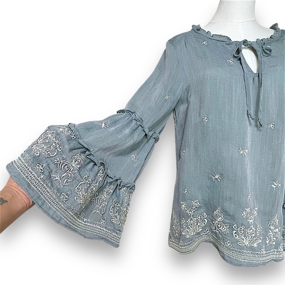 Fig & Flower Shirt Womens S Boho Bell Sleeve Floral Embroidery NWT - Picture 3 of 16